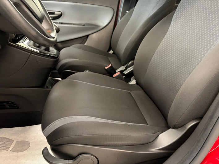 Lancia Ypsilon 1.2 Silver 69cv unico proprietario - immagine 2